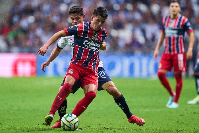 Chivas disputando el balón