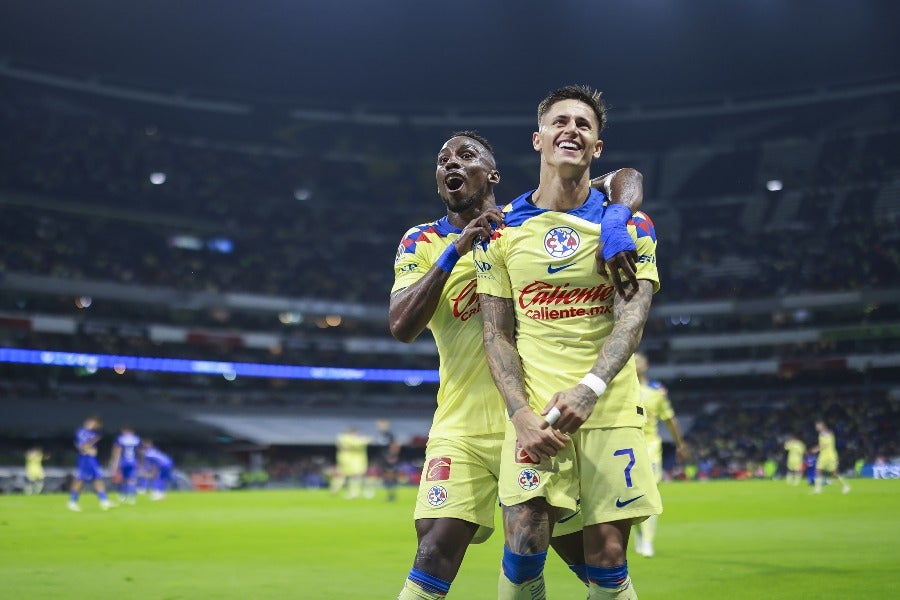 Brian Rodríguez y Julián Quiñones en el Clásico Joven