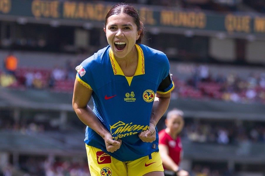 Kiana Palacios festejando su gol