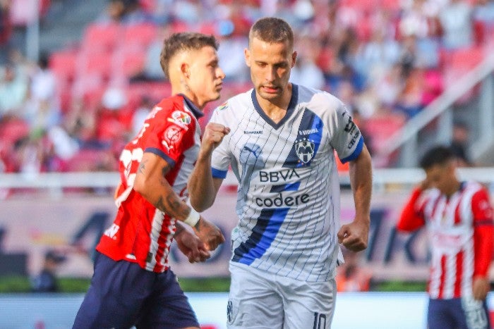 Canales celebrando su gol con Monterrey 