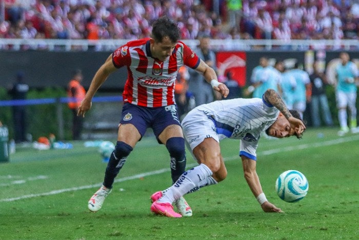 Chivas y Monterrey disputando el balón