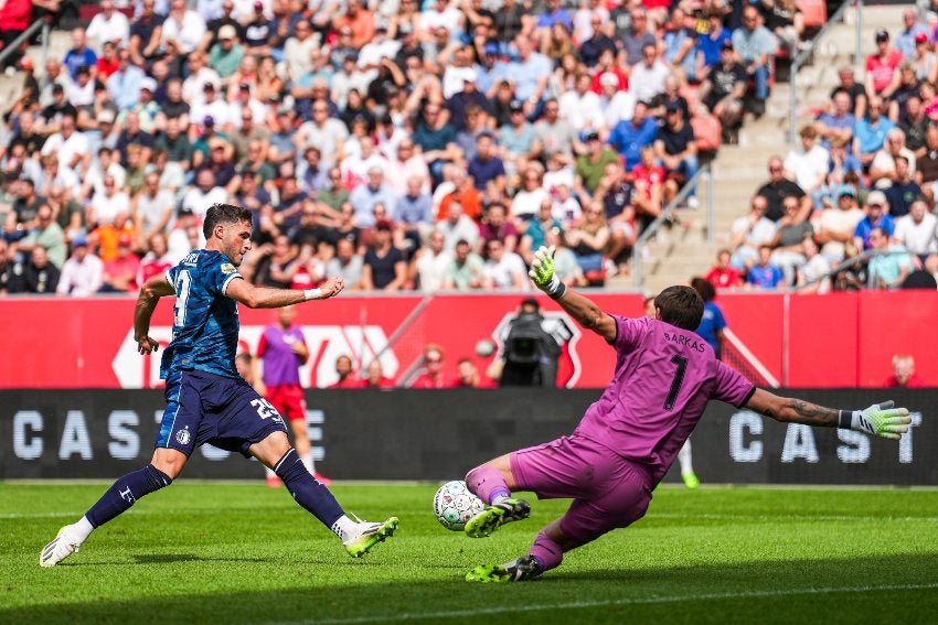 Santi Giménez en el juego vs Utrecht