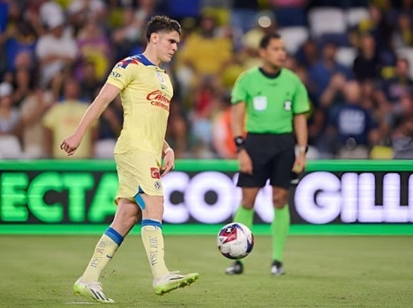 Israel Reyes jugando con el América 