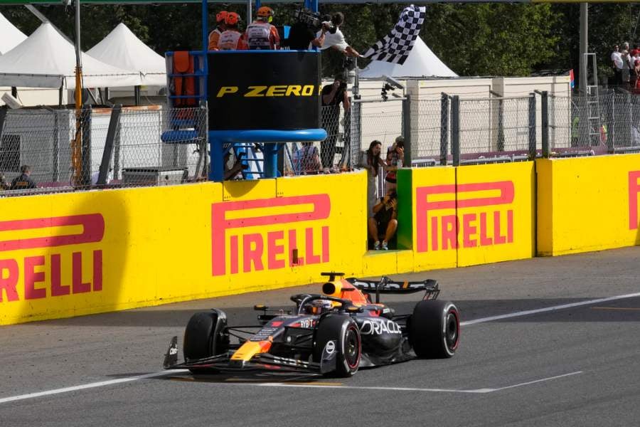 Max Verstappen cruzando la línea del Circuito de Monza