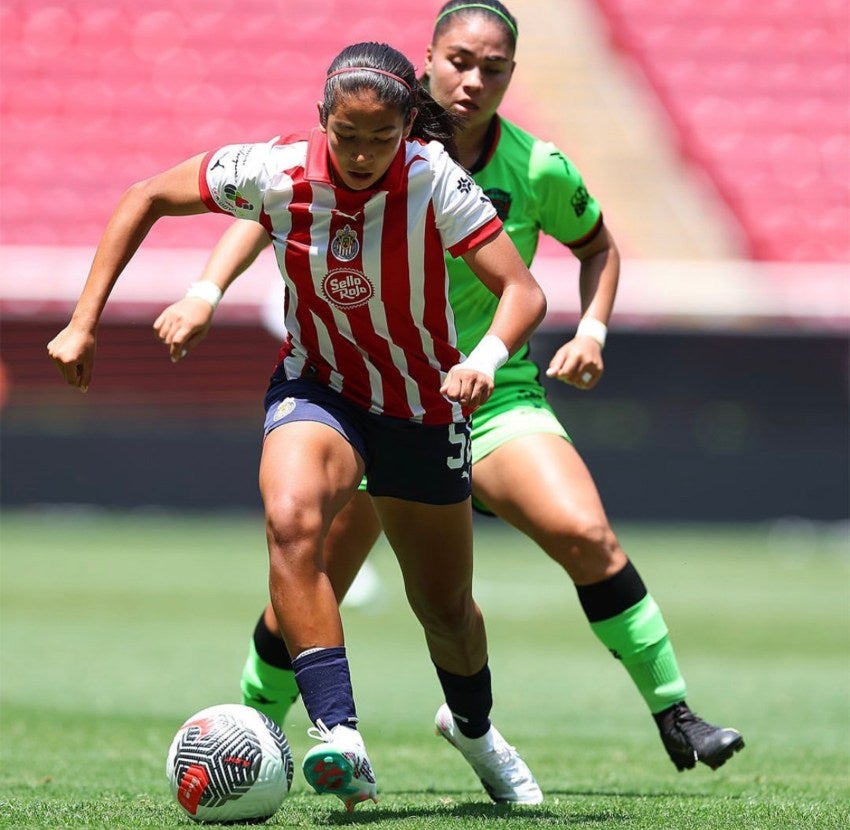 Balón controlado por Chivas Femenil 