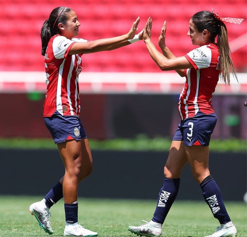 Las rojiblancas celebrando la victoria 