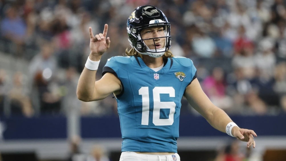 Trevor Lawrence jugando con los Jaguars