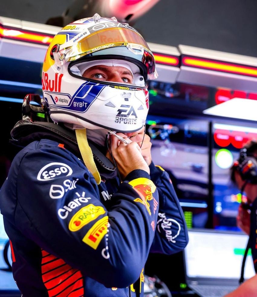 Verstappen quitándose el casco 