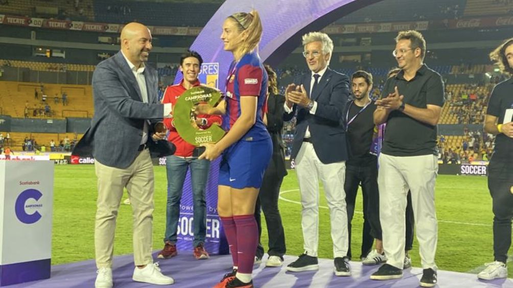 Alexia Putellas recibiendo el reconocimiento tras jugar ante Tigres
