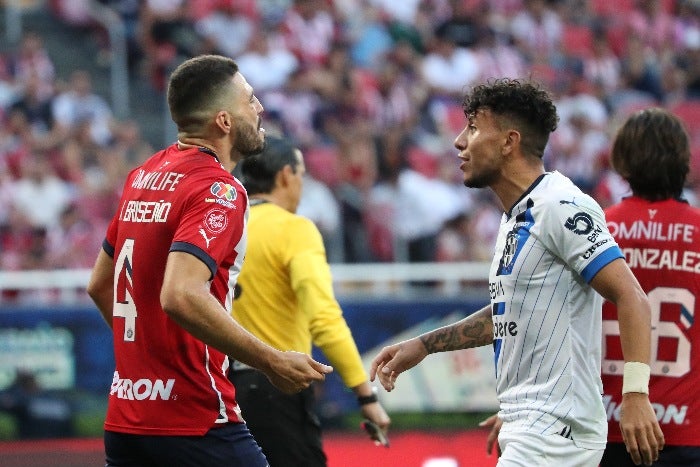 Pollo Briseño y Joao Rojas se encaran durante el partido