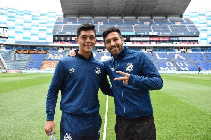 Luis Noriega con un jugador durante un partido