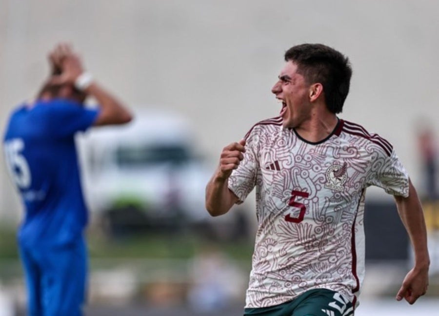 Alfonso Monroy festejando un gol con el Tri