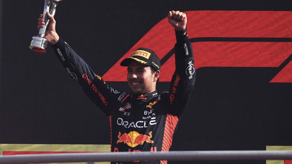 Checo Pérez celebrando el segundo lugar en Monza