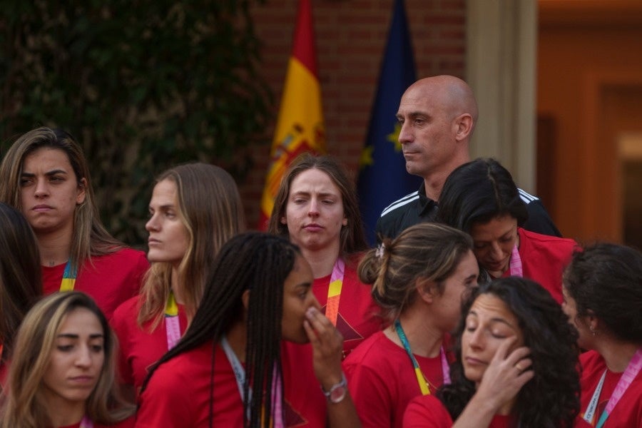 Luis Rubiales y jugadoras de la Selección de España