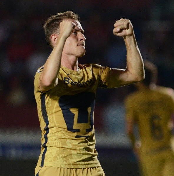 Abraham González celebra un gol con Pumas