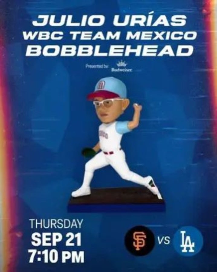 Promoción de bobbleheads de Julio Urías