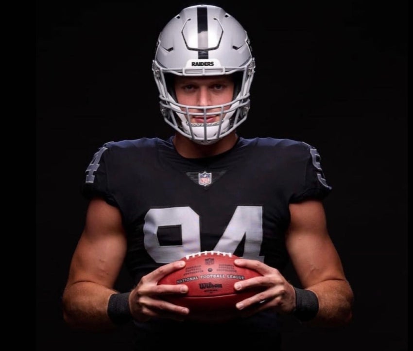 Raiders cortan a primer jugador abiertamente gay de la NFL