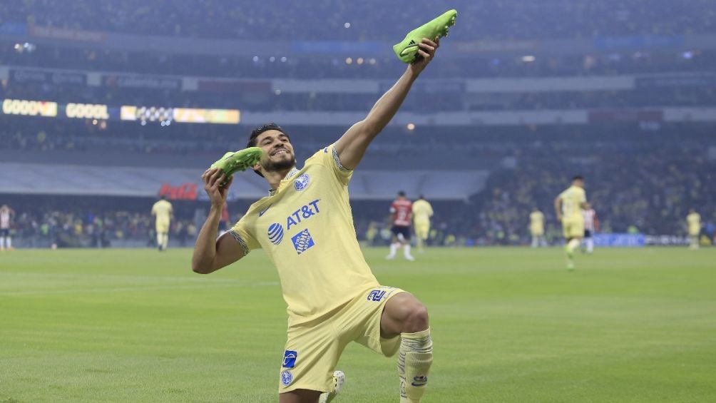 Henry celebrando como Cuauhtémoc