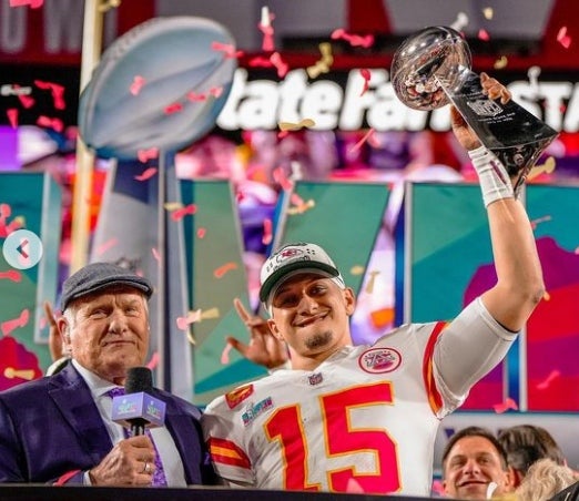 Pat Mahomes levanta el trofeo del Super Bowl