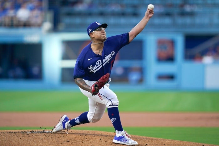 Julio Urías en un juego de los Dodgers