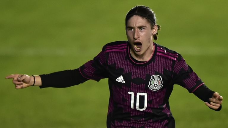 Marcelo Flores celebra un gol con la Selección Mexicana