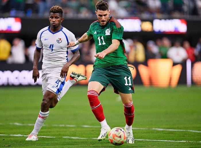 Santiago Giménez jugando con el Tri 