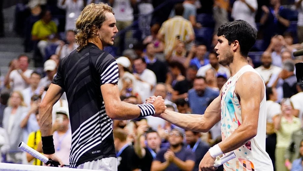 Alcaraz y Zverev chocan mano al final del juego