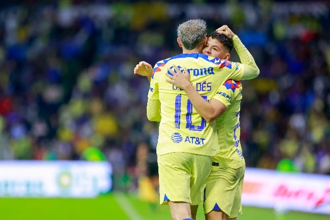 Valdés y Sánchez festejan un gol