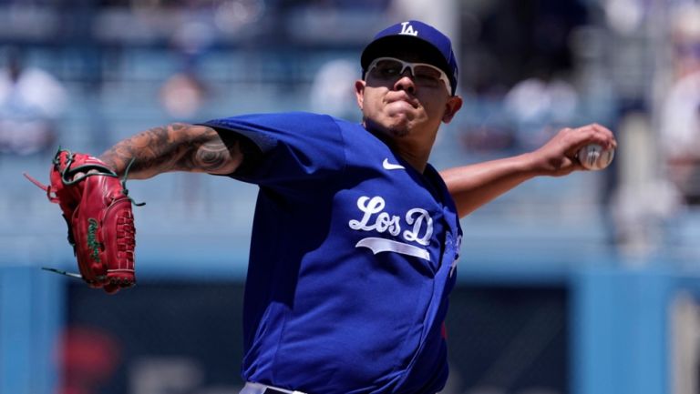 Julio Urías jugando con los Dodgers 