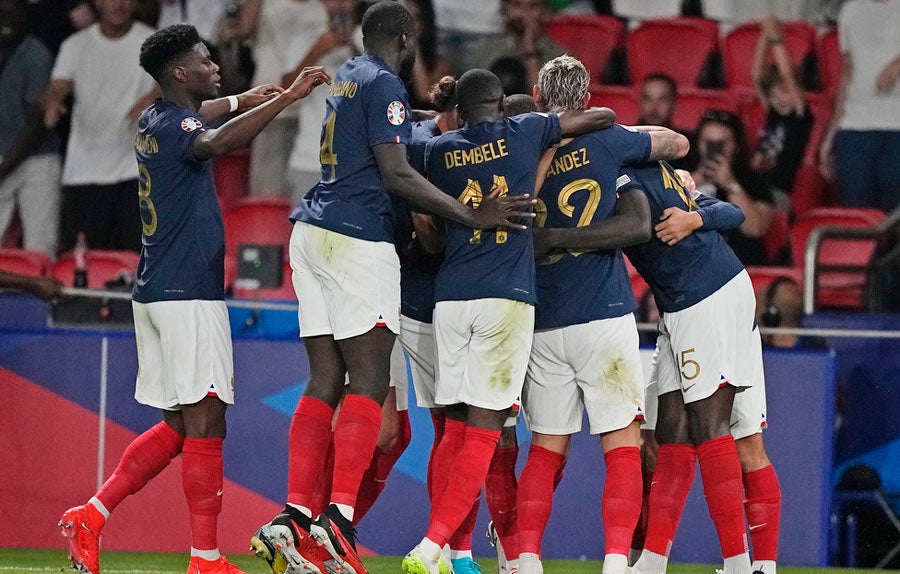 Franceses celebran gol de Thuram