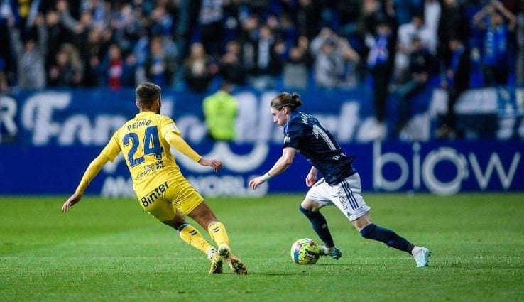 Marcelo Flores durante un juego con Real Oviedo