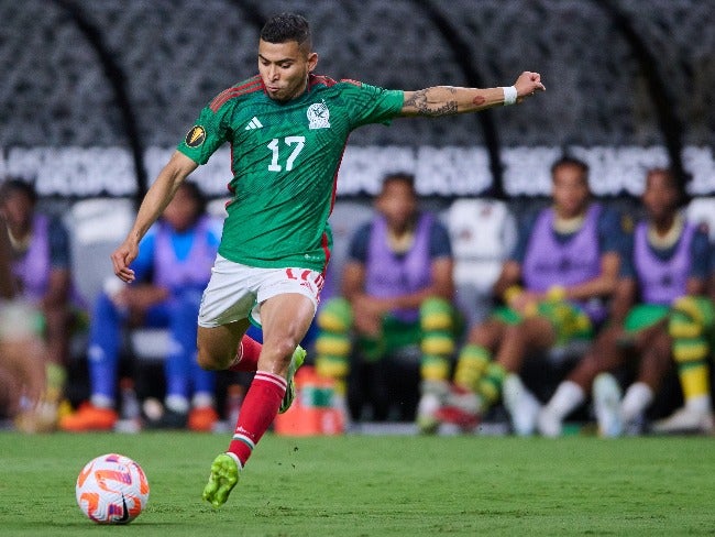 Orbelín Pineda durante un partido de México