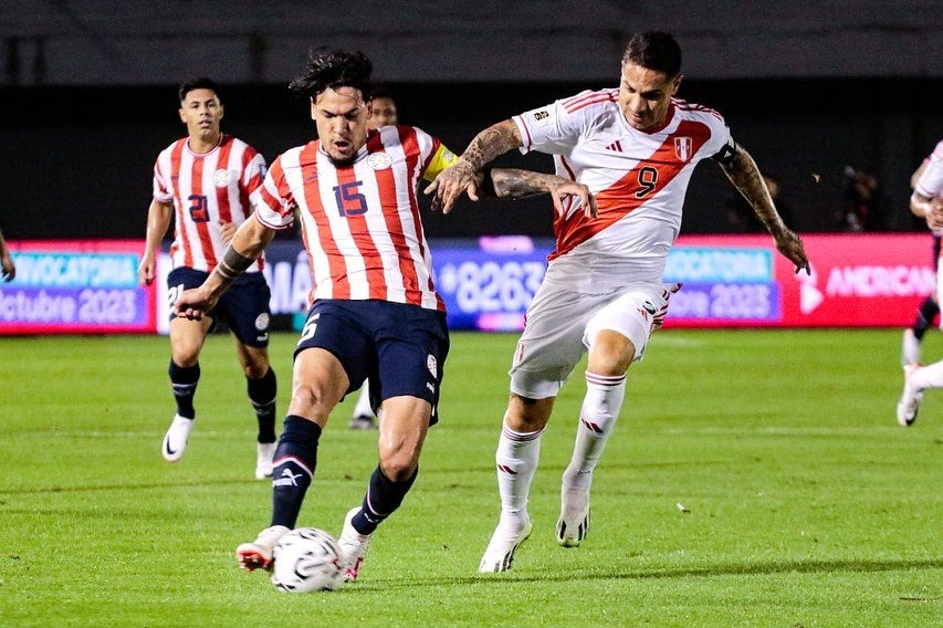 Paraguay y Perú disputando el balón