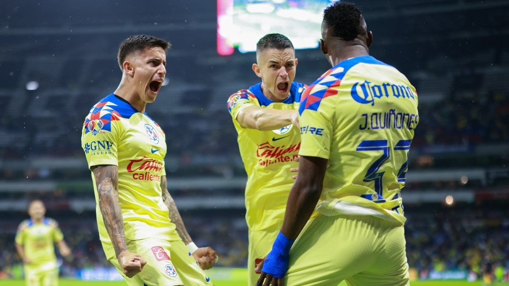 Julián Quiñones celebrando un gol con el América