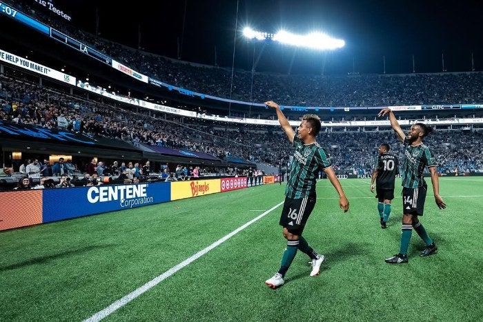 Efraín celebrando con el LA Galaxy 