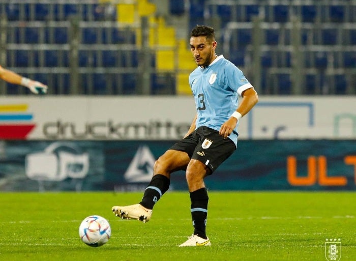 Cáceres jugando con Uruguay 