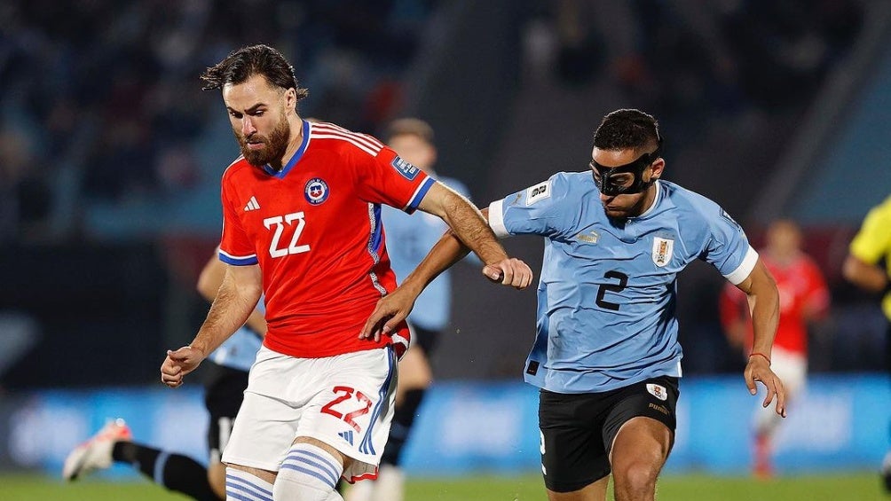 Uruguay enfrentando a Chile en las Eliminatorias de la Conmebol 