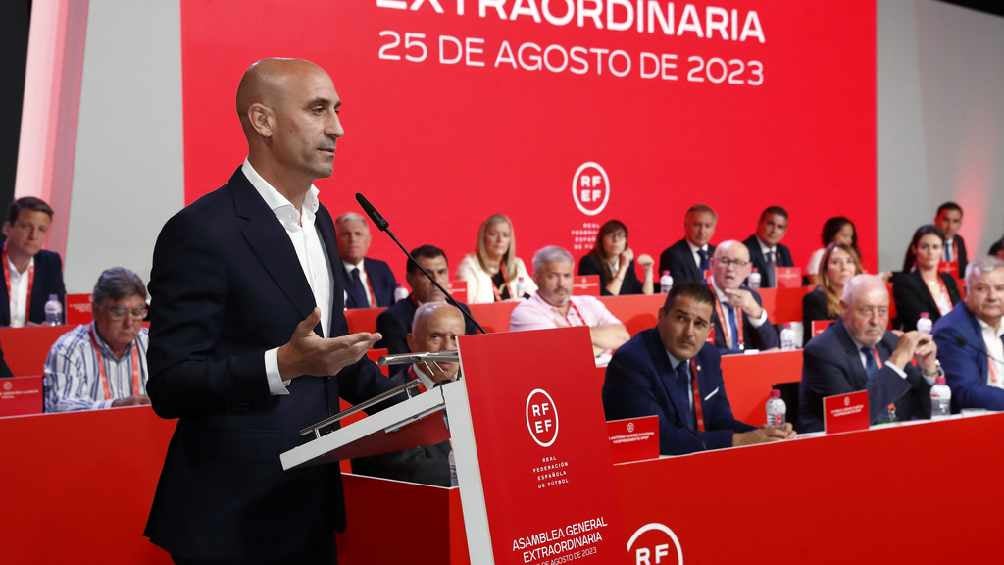 Luis Rubiales es acusado por la Fiscalía Española de agresión sexual y coacciones