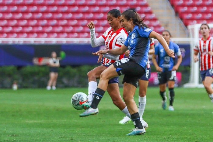 Chivas y Querétaro disputando el balón