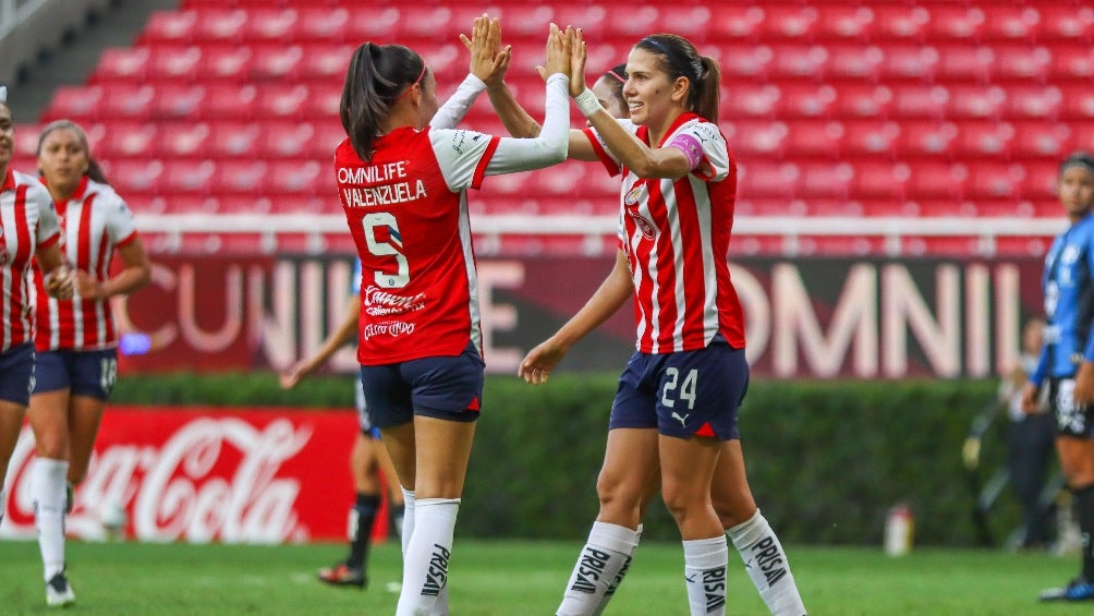 Alicia Cervantes celebrando su gol con Chivas