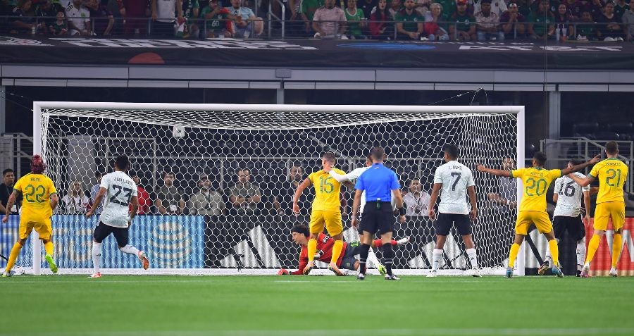 Gol de Australia contra la Selección Mexicana