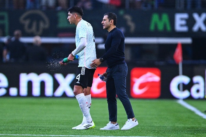 Lozano dirigiendo a la Selección Mexicana 