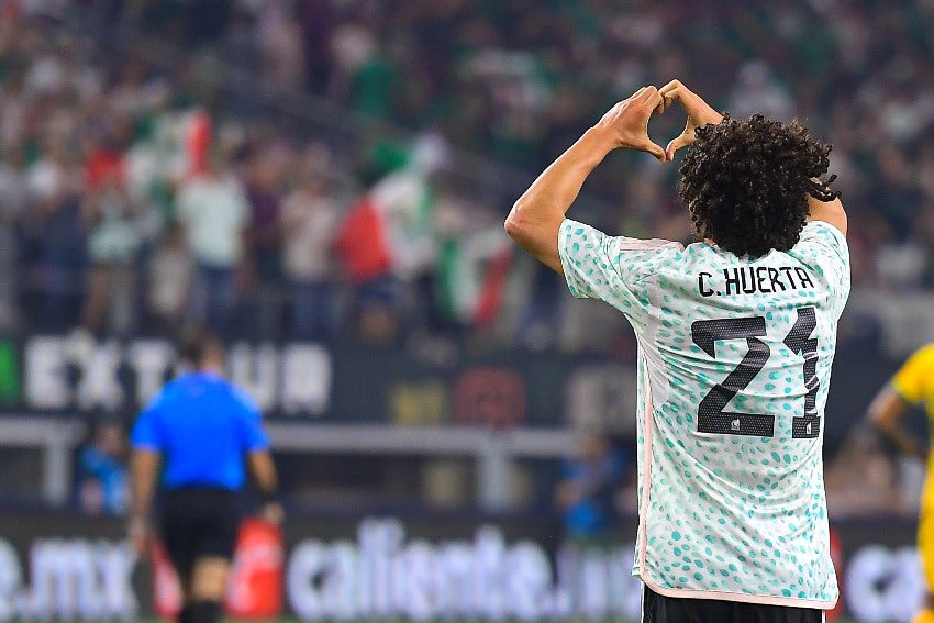 Chino Huerta en celebración de su primer gol con el Tri