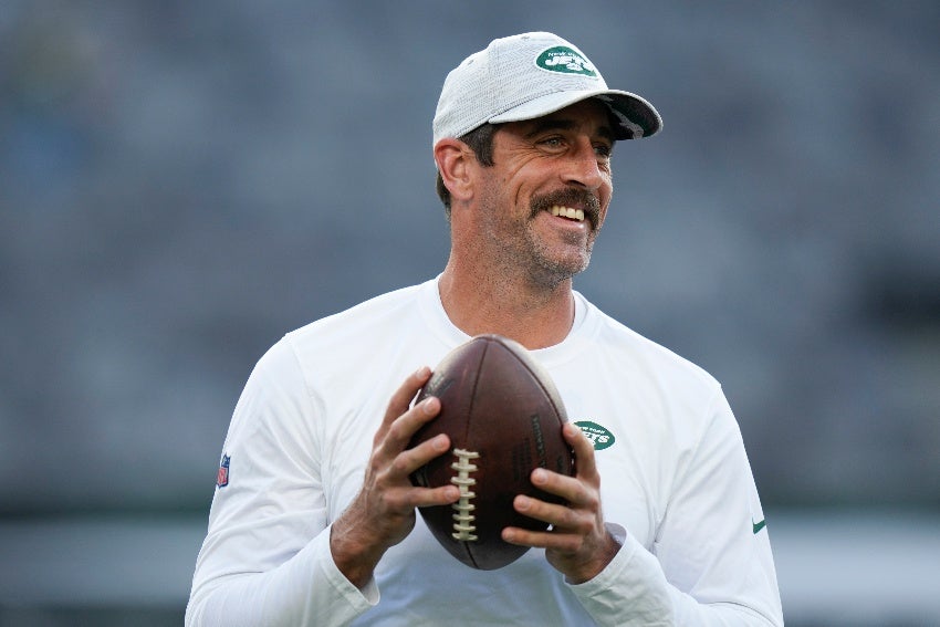 Aaron Rodgers en pretemporada con los Jets