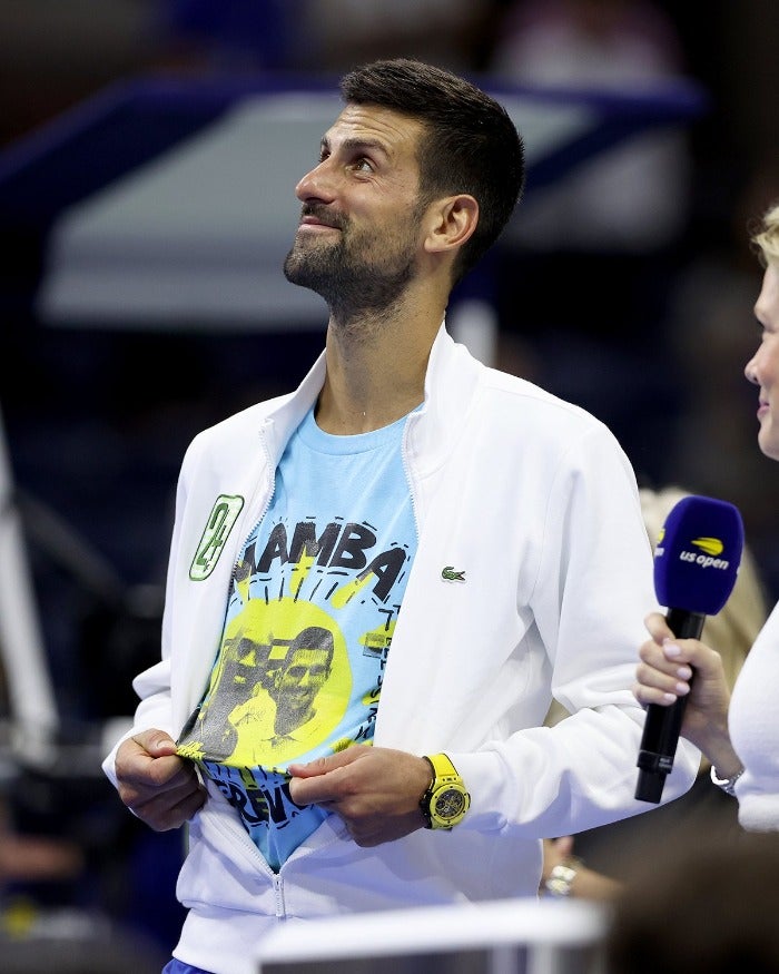 Novak Djokovic portando una playera de Kobe