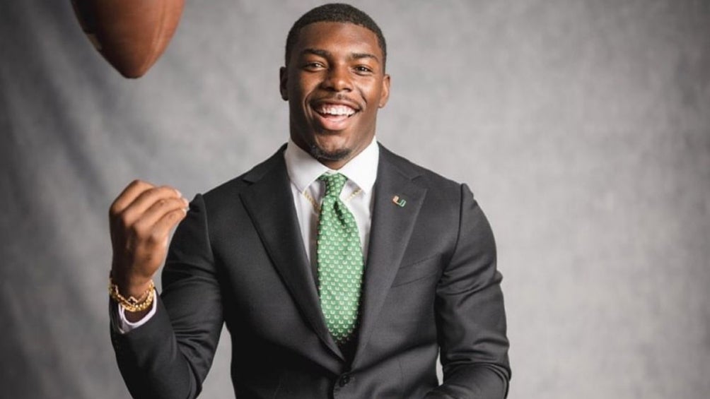 Kamren Kinchens, safety de Miami, fue trasladado al hospital tras quedar inconsciente