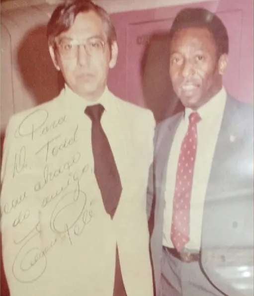 Todd Pérez junto a Pelé mientras era directivo de Tigres