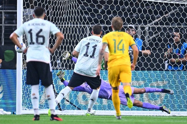 Santiago Giménez falló un penal vs Australia