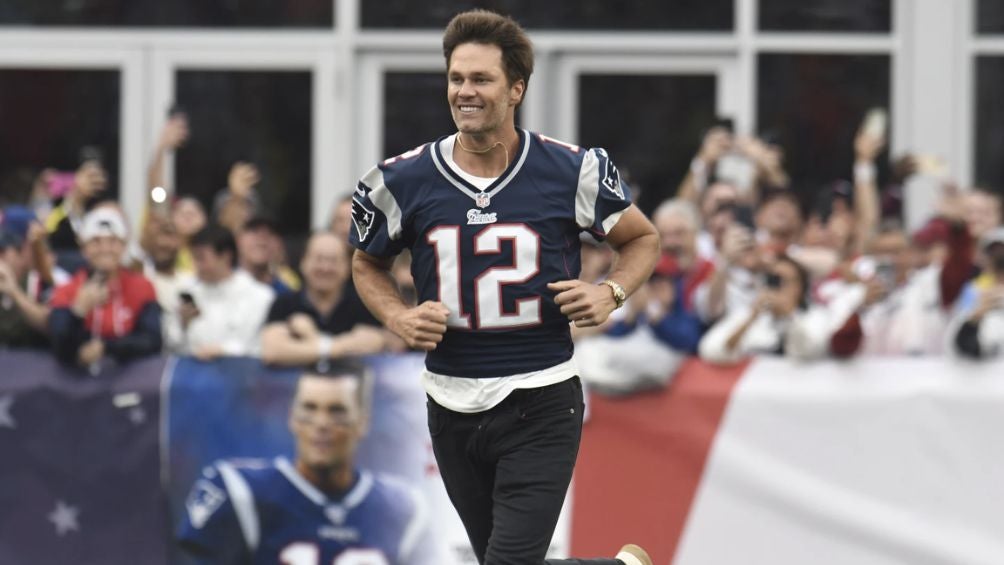 Brady saliendo del túnel para su homenaje