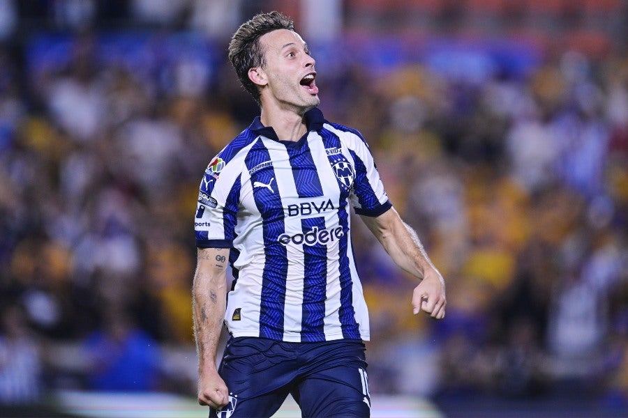 Sergio Canales festejando un gol con Rayados